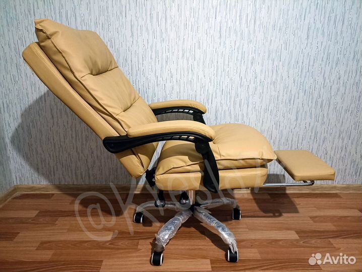 Кресло руководителя бежевого цвета с подножкой