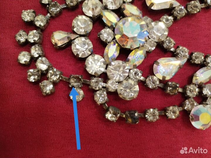 Колье со стеклянными вставками (бижутерия)