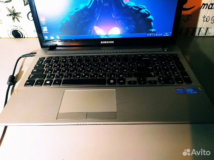 Samsung NP300E5V - Core i3-3 Gen \ 4 озу \ 250 HDD