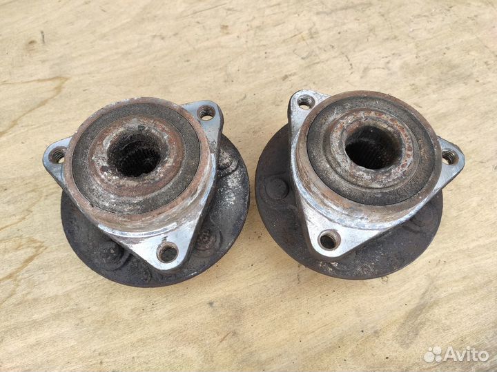 Ступица передняя на Opel Astra J