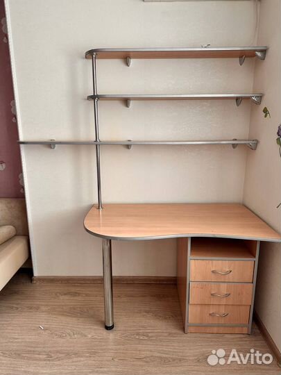 Стол письменный, компьютерный с полками