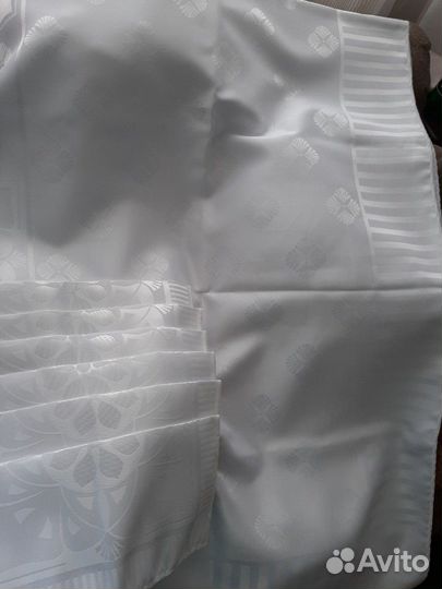 Шелковистая скатерть с салфетками