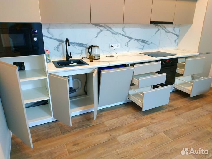 Кухонный гарнитур. Техника в подарок