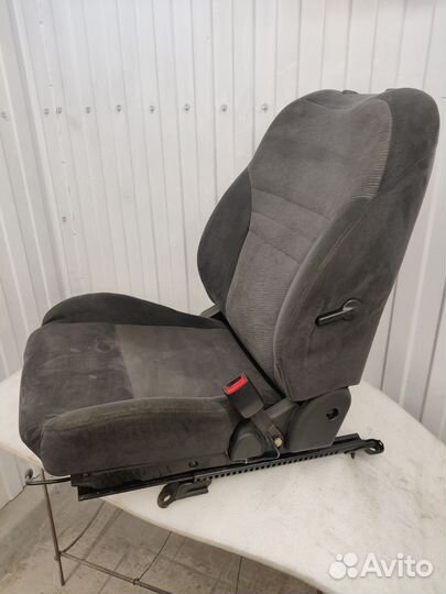 Правое переднее сидение Nissan Primera P12