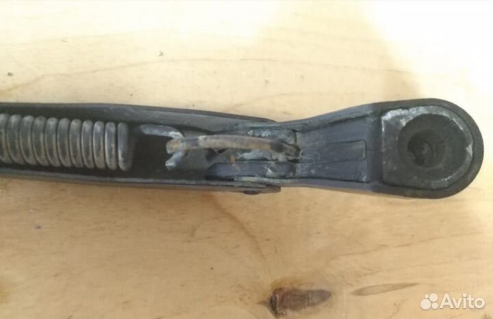 Поводок заднего дворника