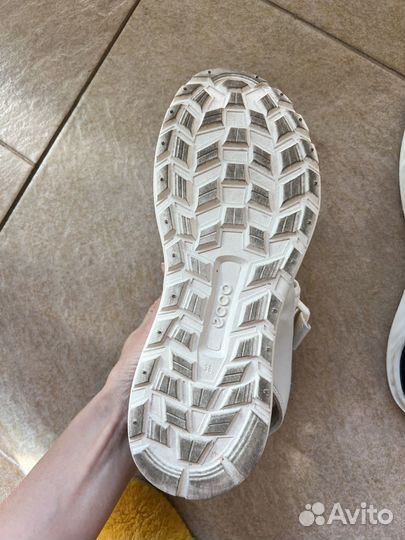 Сандалии ecco exowrap белые бежевые 38