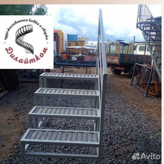 Уличное крыльцо тумба ступени просечка