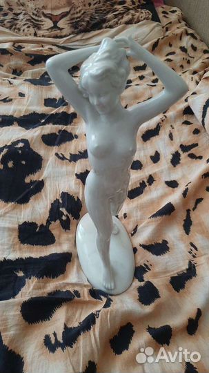 Фарфоровая статуэтка