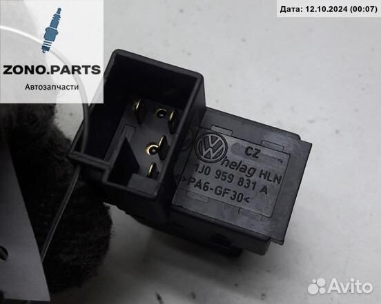 Кнопка открывания багажника 1j0959831a на Volkswagen Passat B5+ (GP)