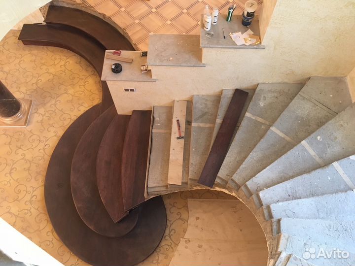 Деревянные лестницы и кованные перила