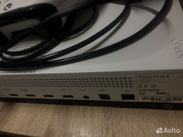 Xbox one s 1tb с игрой + 2 джойстика