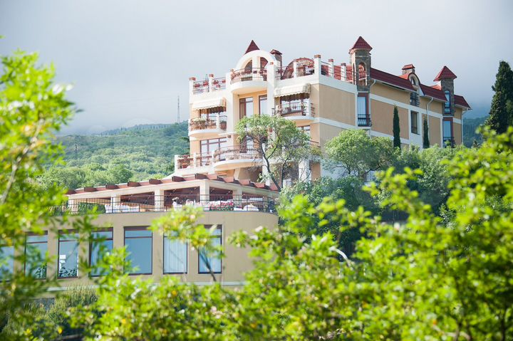 Дом 1136,6 м² на участке 32 сот.