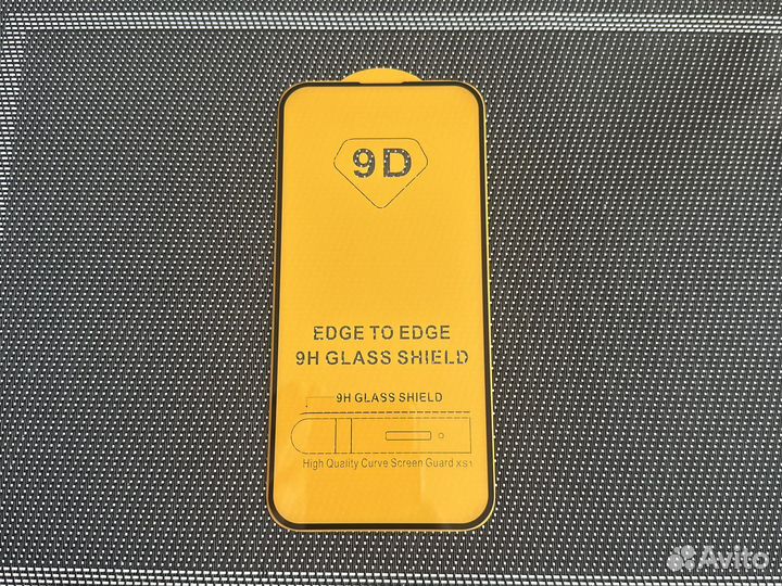 Защитное стекло на iPhone (есть разные модели)