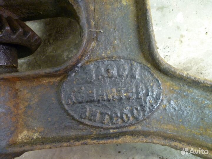 Старинный ручной настенный сверлильный станок