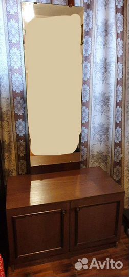 Тумбочка с зеркалом