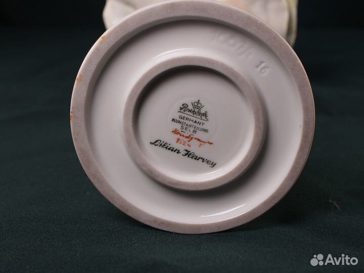 Фарфоровая статуэтка 