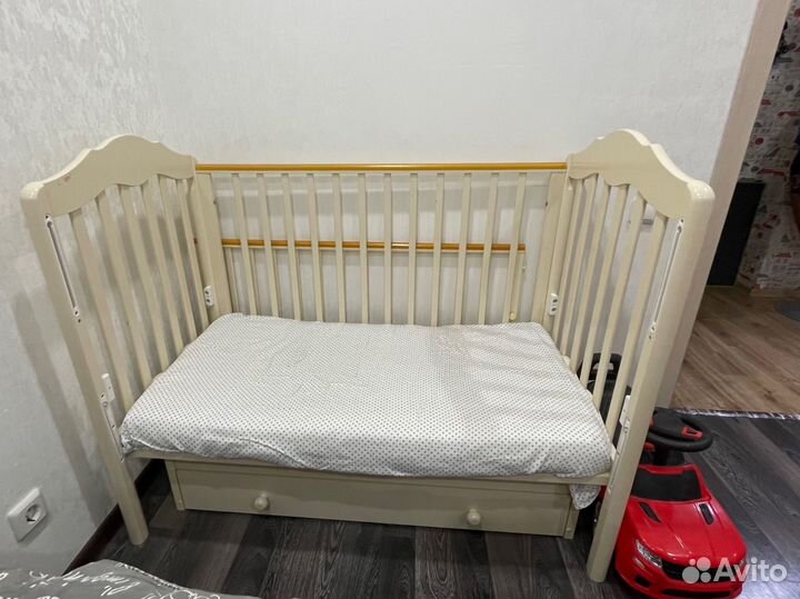 Детская кроватка с маятником