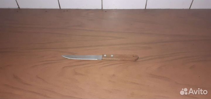 Кухонный нож с коричневой ручкой