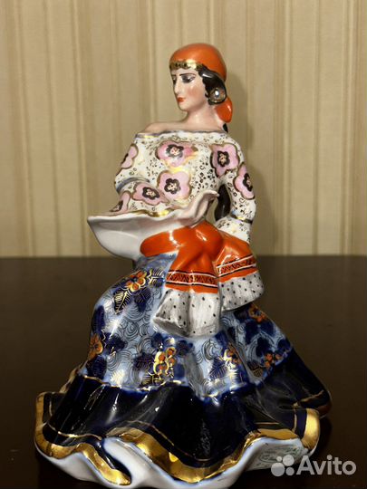 Фарфоровая статуэтка 