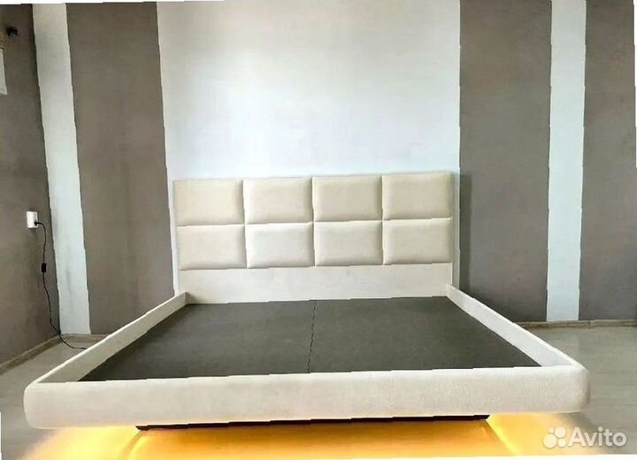 Кровать двуспальная парящая мягкая