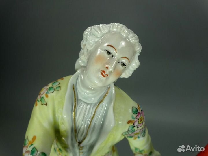 Фарфоровая статуэтка влюбленная пара