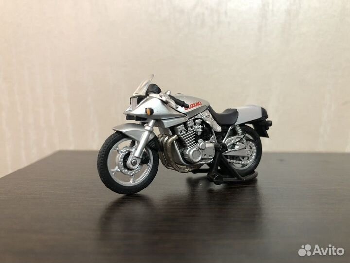 Мотоцикл модель Suzuki GSX11100S Katana 1/43