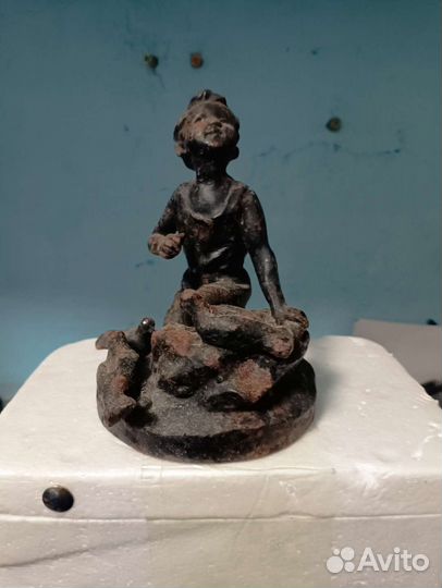 Статуэтка мальчик и голуби