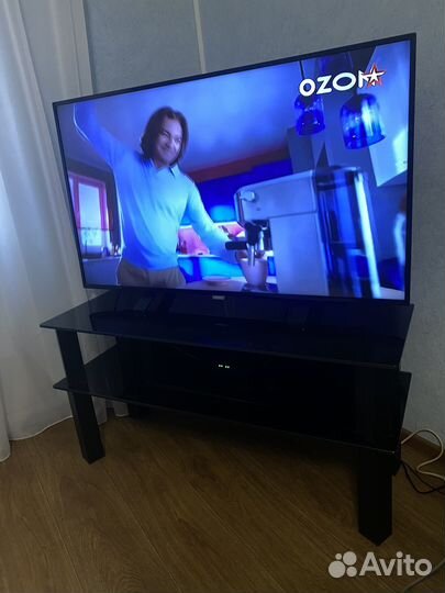 Стеклянная тумба под телевизор