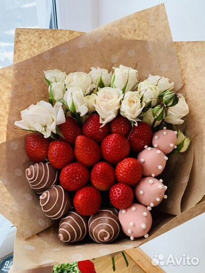 Букет из Клубники в Шоколаде и кустовых Роз