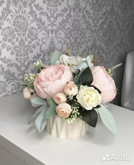 Искусственный букет в гипсовом кашпо