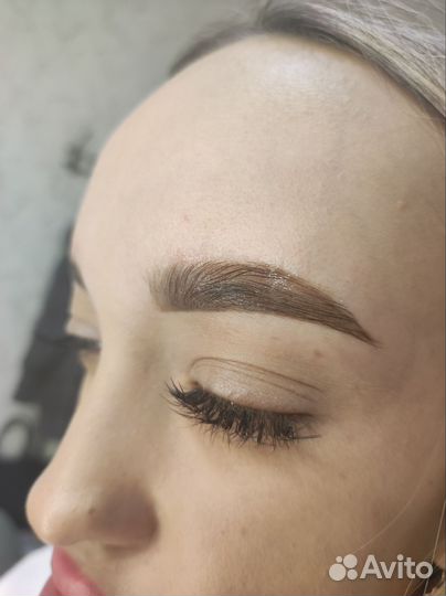 Модель на брови