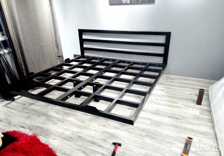 Парящая кровать на металлокаркасе