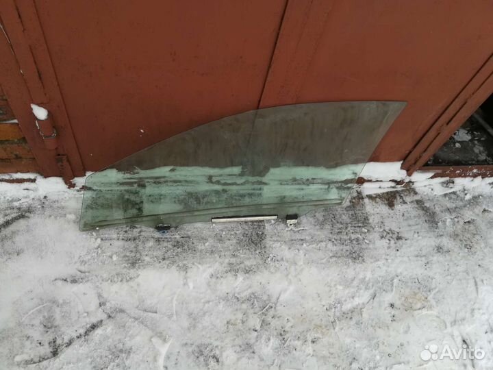 Стекло двери правой toyota corolla 150