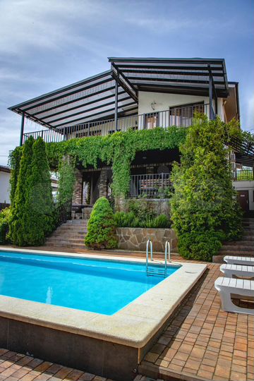 Коттедж 350 м² на участке 6 сот.