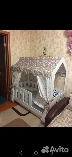 Детская кроватка домик