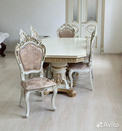 Стол и стулье 