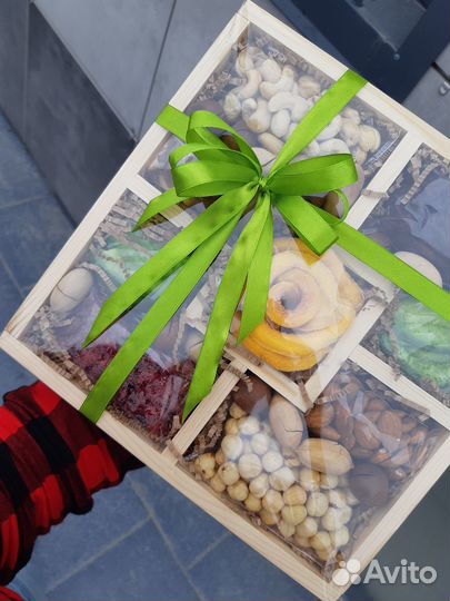 Подарочный бокс с орехами и сухофруктами