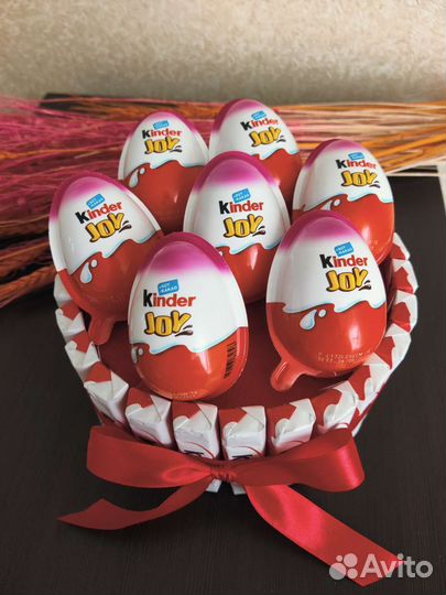 Подарок торт из Киндеров