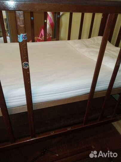 Детская кроватка с продольным маятником