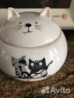 Чайные кружки и сахарница