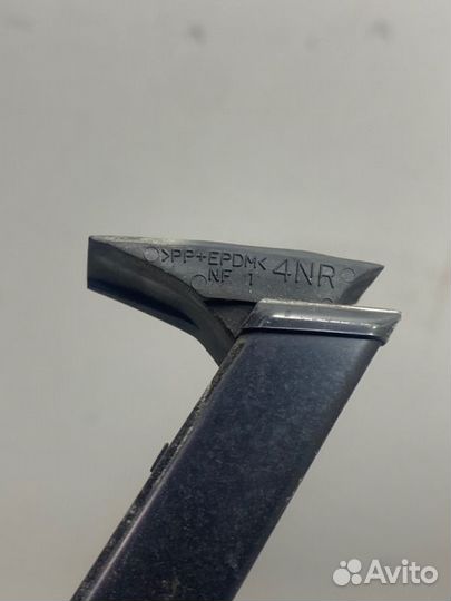 Направляющая стекла двери задняя правая Toyota