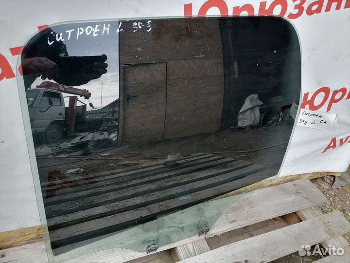 Стекло заднее левое Citroen C3 Picasso