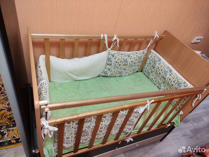 Детская кроватка с маятником и ящиками