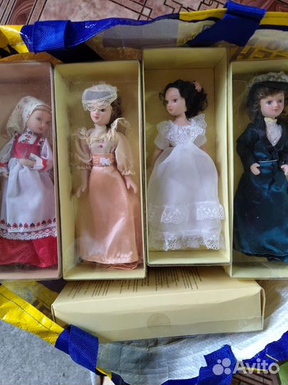 Кукла фарфоровая