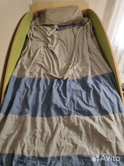 Кровать чердак со столом и шкафом