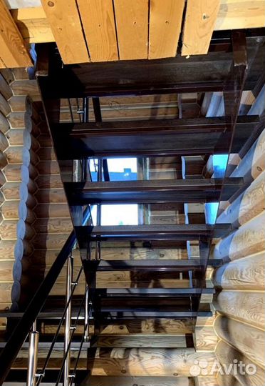 Лестница на металлокаркасе закрытого типа