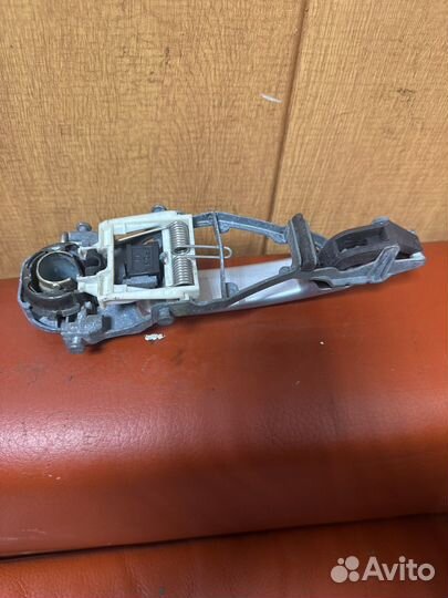 Volkswagen golf 5 задняя левая ручка двери