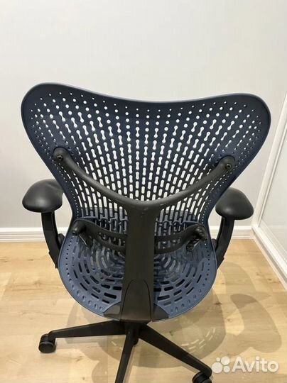 Компьютерное кресло Herman Miller Mirra 1