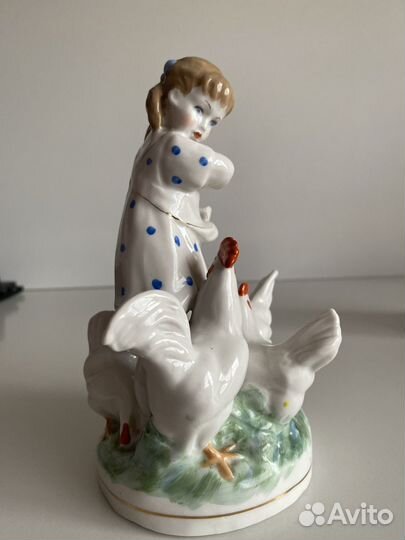 Девочка кормит кур, Дулево, 1961 г