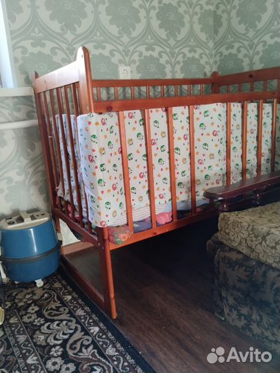 Детская кроватка с маятником